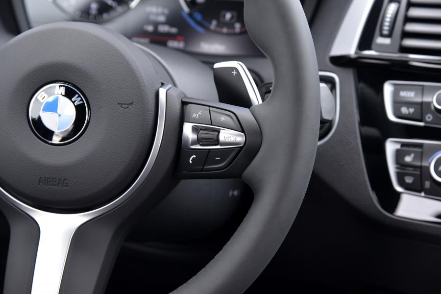 Детали интерьера BMW M140i 5-Door 2016 года  (WW) (фото 46 из 53)